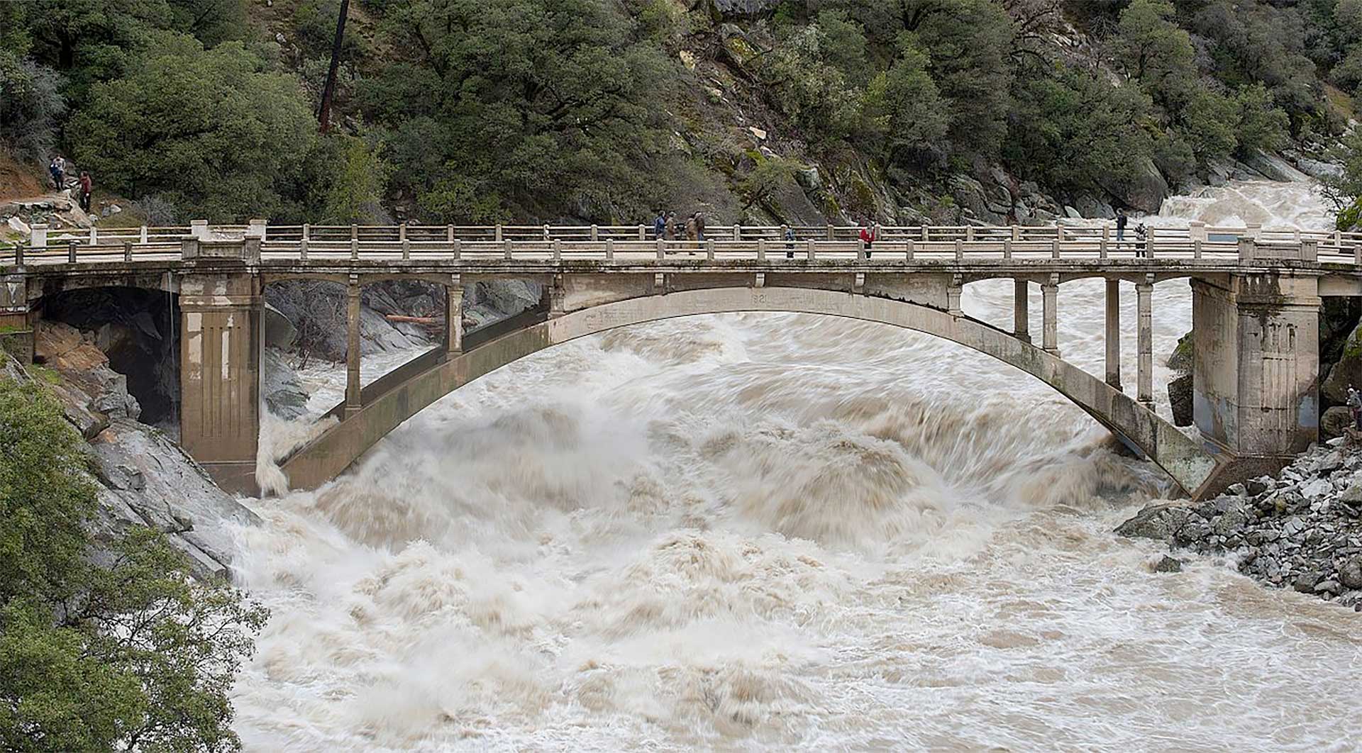 Visitors on a bridge over the South Yuba River. A 2017 atmospheric river event across Northern California brought rain in quantities equal to those in a megaflood scenario, but the fact that it fell over 80 days prevented a thousand-year event.(California Department of Water Resources)